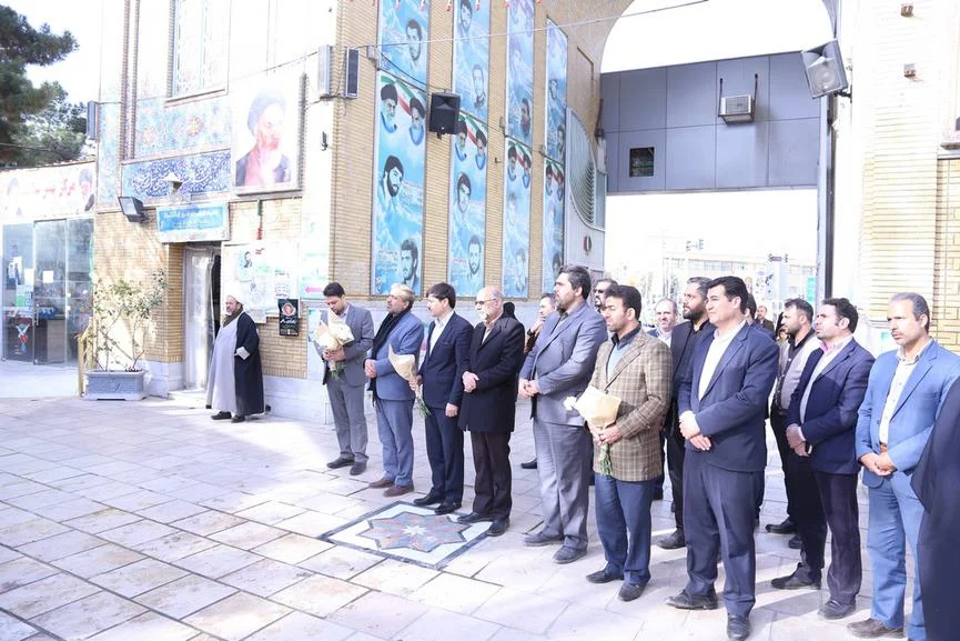 غبار روبی و گل افشانی مزار شهدا بمناسبت چهلمین سالگرد پیروز ی انقلاب اسلامی