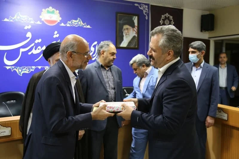 تجلیل از کارگران و پاک بانان شهرداری قم در جلسه رسمی شورای شهر قم