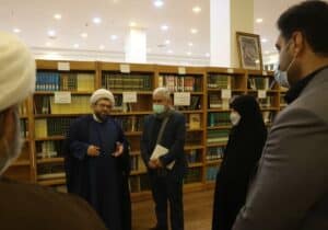 بازدید اعضای شورای اسلامی شهر قم از اولین کتابخانه مشارکتی حوزه‌های علمیه