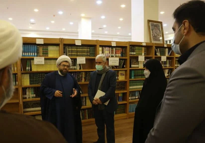 بازدید اعضای شورای اسلامی شهر قم از اولین کتابخانه مشارکتی حوزه‌های علمیه