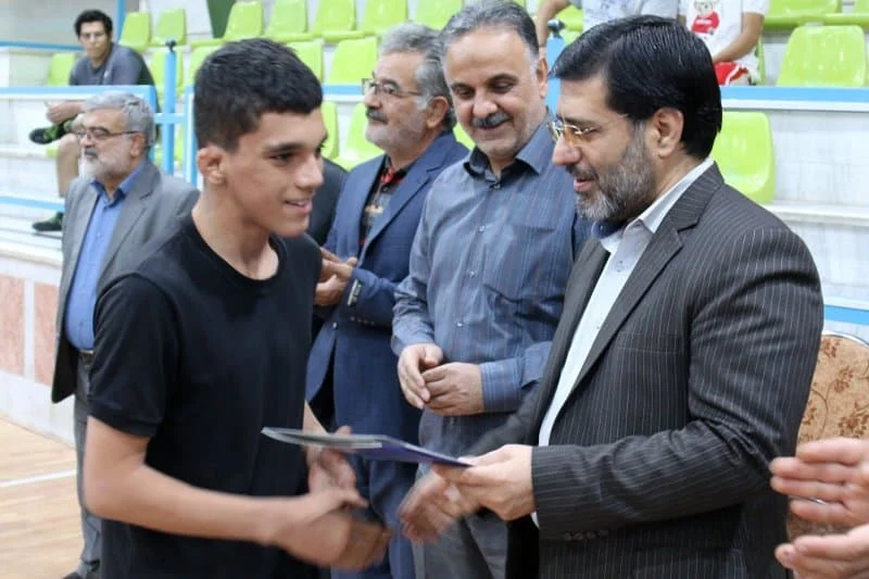 تجلیل از کشتی گیران نوجوان مدال آور همزمان با روز نوجوان