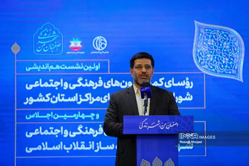 عناصر هویتی انقلاب را نمادسازی کنیم
