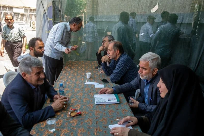 برپایی میز خدمت اعضای شورای اسلامی شهر قم در مصلی نماز جمعه