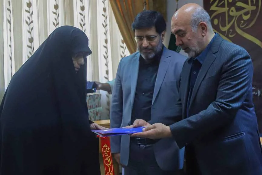 تجلیل از خانواده های شهدای مدافع حرم در جلسه رسمی و علنی شورای اسلامی شهر مقدس قم