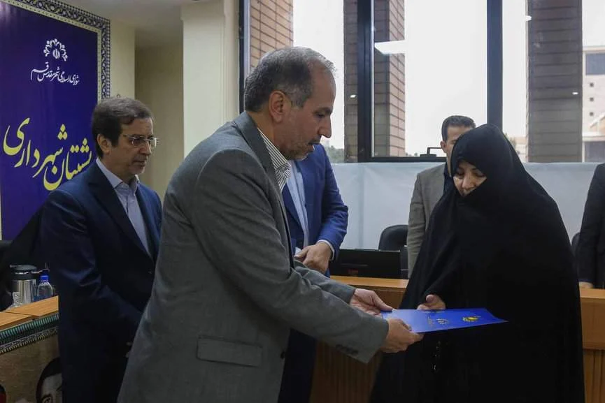 تجلیل از پرستاران و همسران جانبازان در جلسه رسمی شورای شهر قم