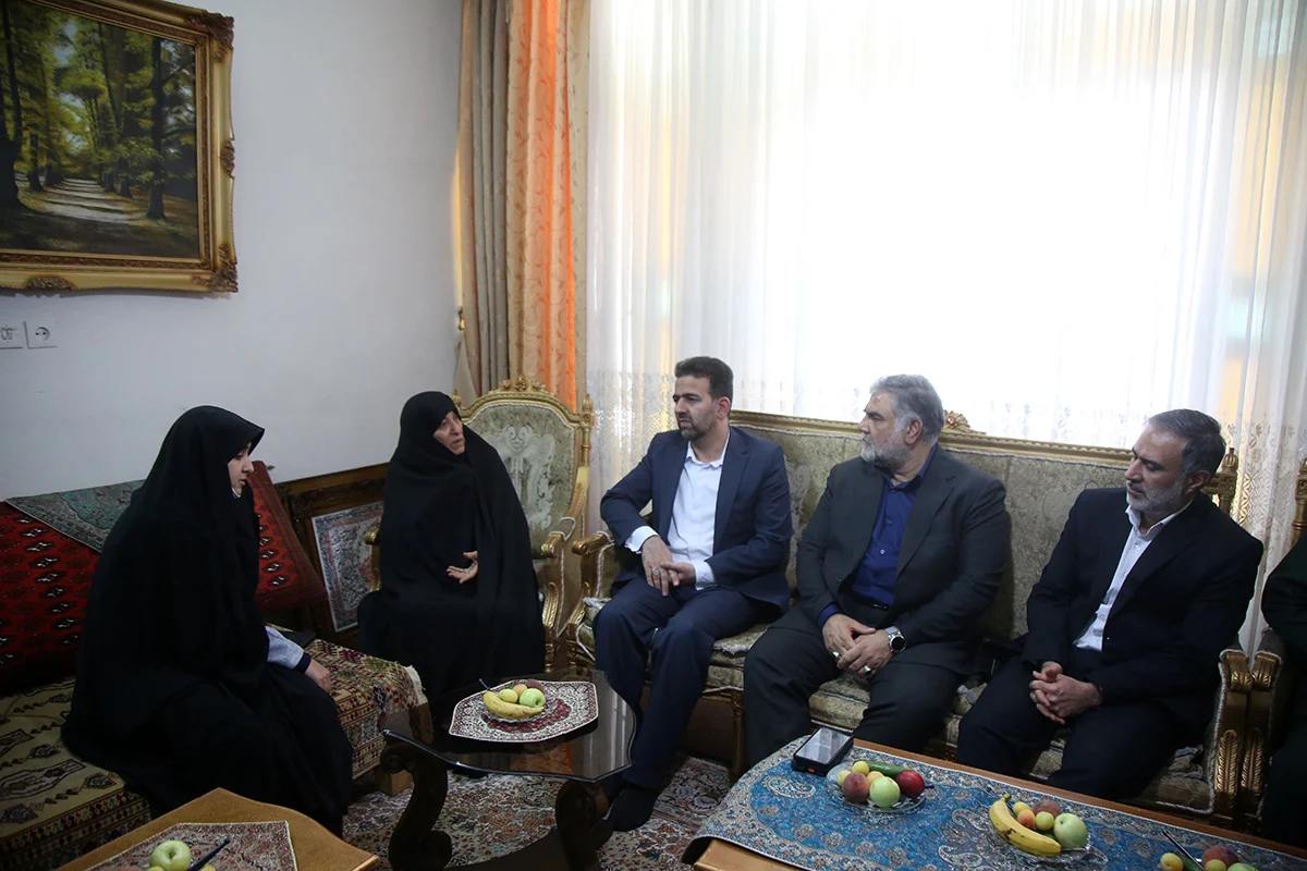 حضور اعضای شورای اسلامی شهر و شهردار قم در منزل دانشمند هسته‌ای، شهید دکتر سید امیرحسین فقهی