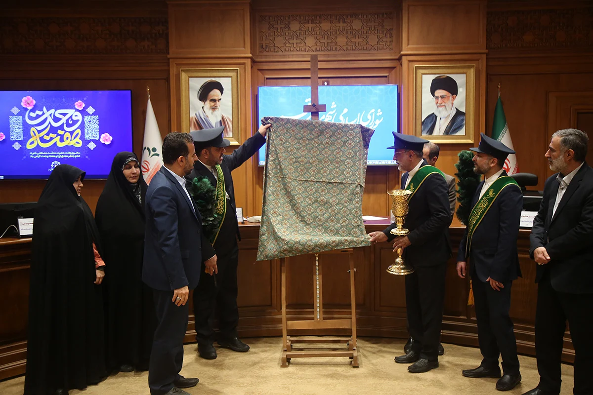 رونمایی از پوستر روز قم در صحن علنی شورای اسلامی شهر مقدس قم