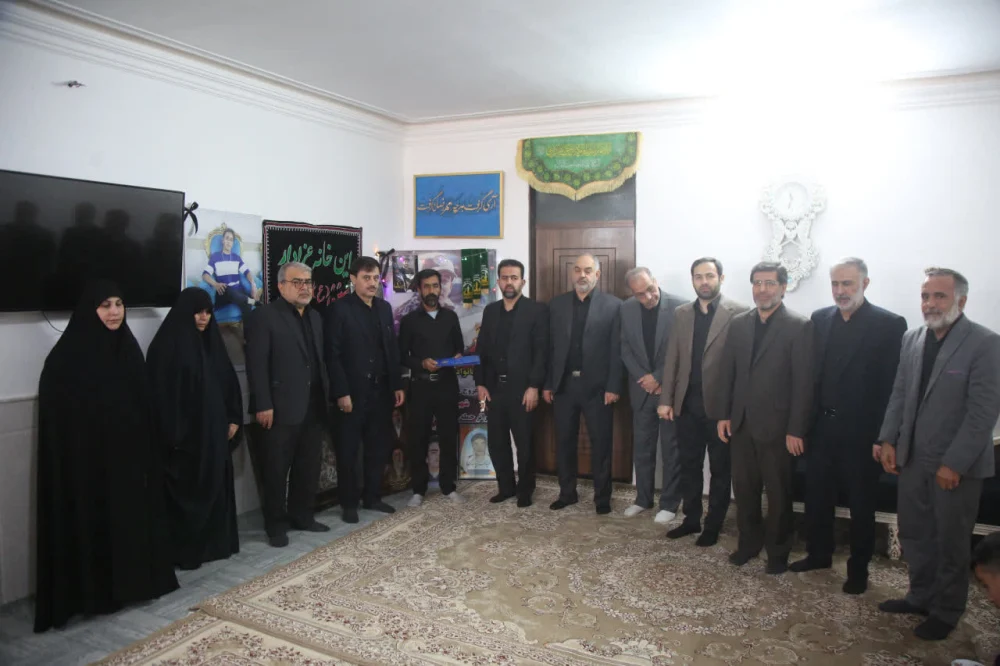 دیدار اعضای شورای اسلامی شهر قم با خانواده شهید محمد کرمی