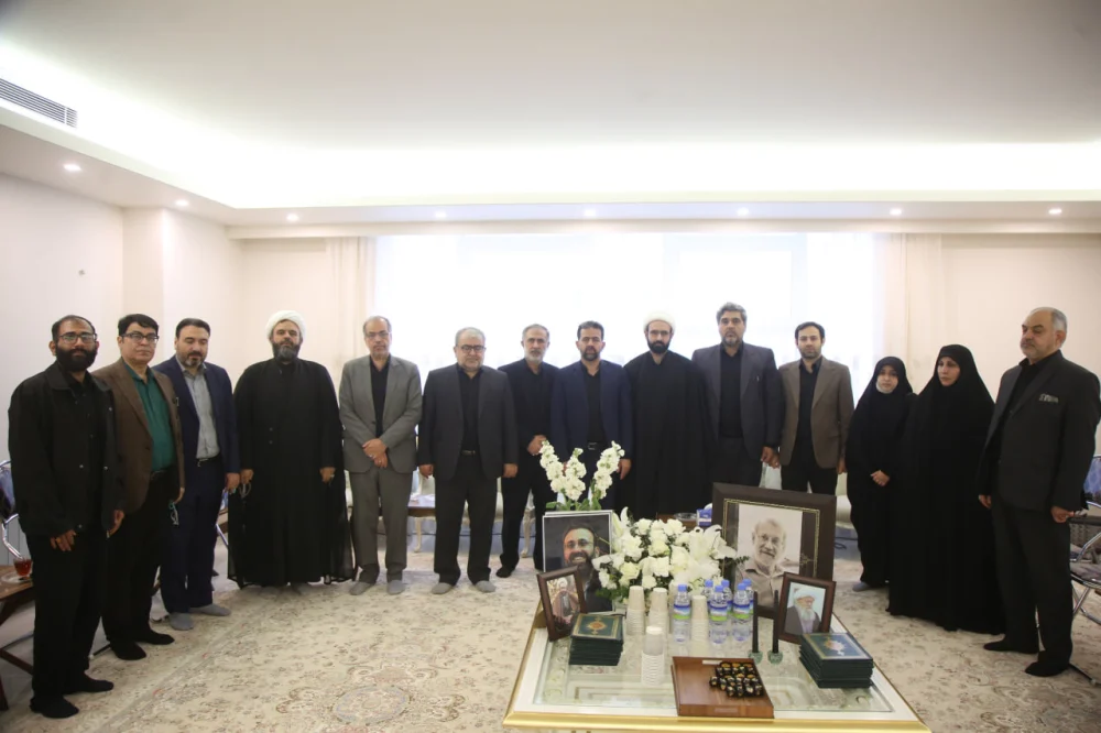 دیدار اعضای شورای اسلامی شهر قم با خانواده شهید دکتر علی لاریجانی