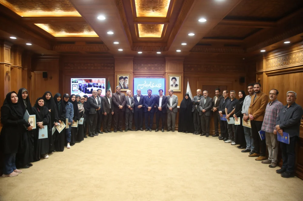 تقدیر از هنرمندان عرصه هنر آیینی؛ خالقان دیوارنگاره شهدای میناب