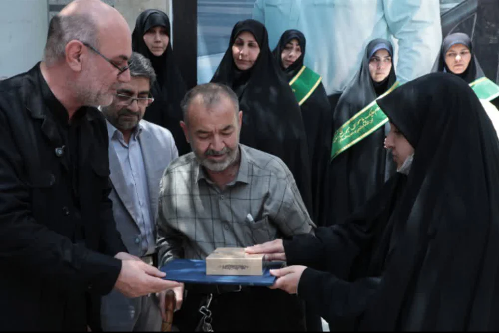 «عباس» به خانه پدر شهید رسید؛ استقبال از نوزاد تازه‌متولد شده شهید عباس اسدی در قم