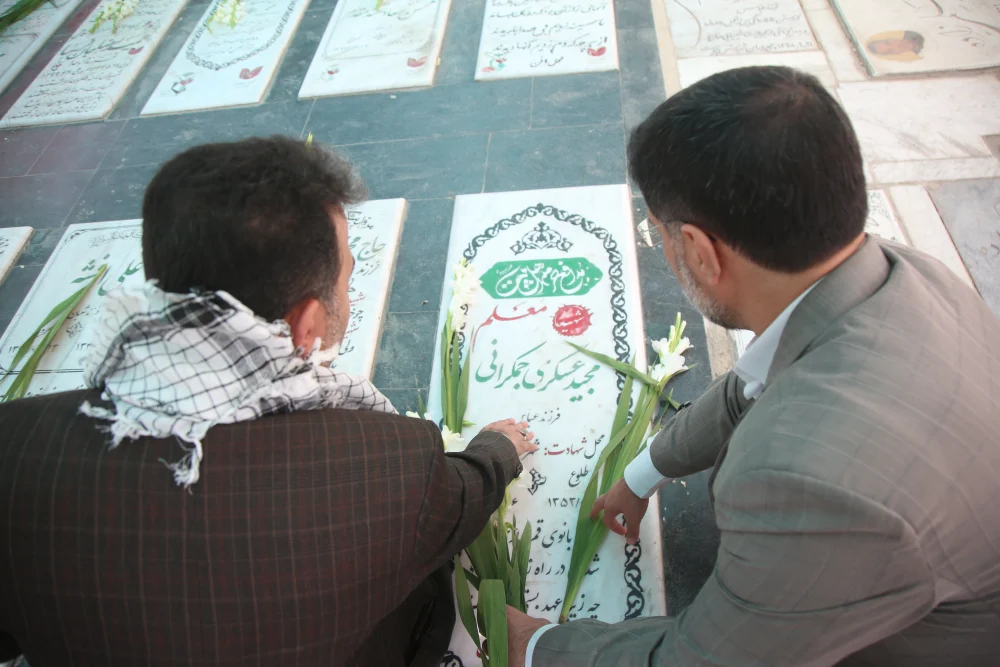 ادای احترام رئیس و اعضای شورای شهر قم به شهدای معلم و دانش‌آموز