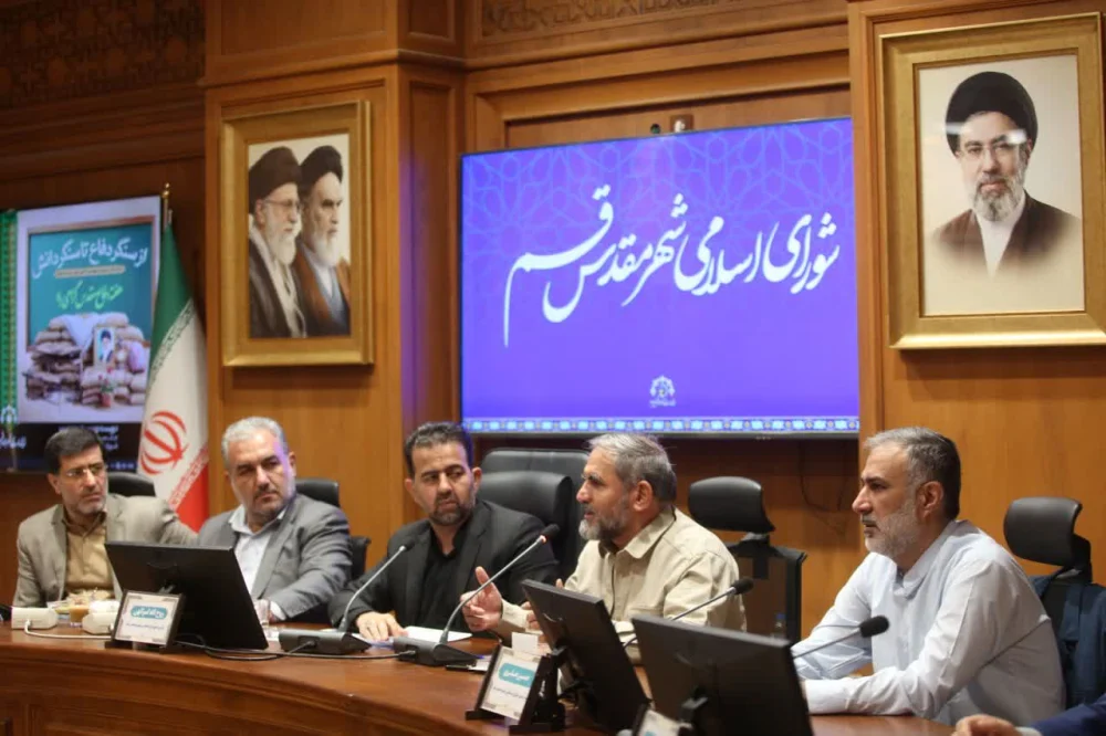 خیابان‌های قم زیر بمباران هم صحنه خدمت و سازندگی بود